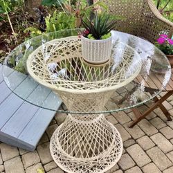 Russell Woodard Mid Century Modern Patio Table: 29”H x 34.25”W