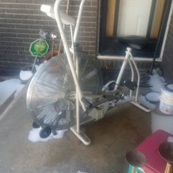 Airdyne.Vintage.white Big Metal Fins. Great Shape,Not Used Much. 