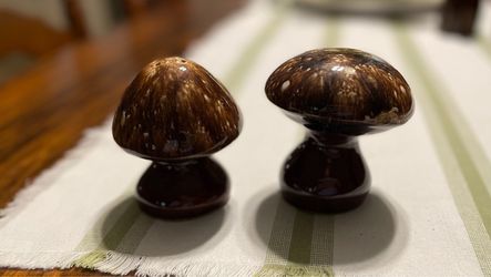 Vintage 1970s Hull Pottery Brown Drip Mushroom Salt & Pepper Shakers – Mint Condition