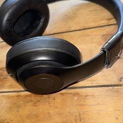 Beats Studio 3 wireless noise canceling headphones see pics and description