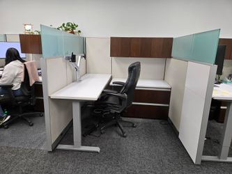Knoll Reff Autostrada 6’x6’x65” with Overhead, Lateral File, Glass and HAT desk