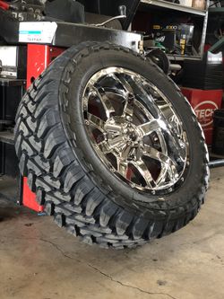 20x10 Fuel chrome Fuel Maverick on 33125020 Toyo Mt tires ....... GET FINANCED TODAY!!!!