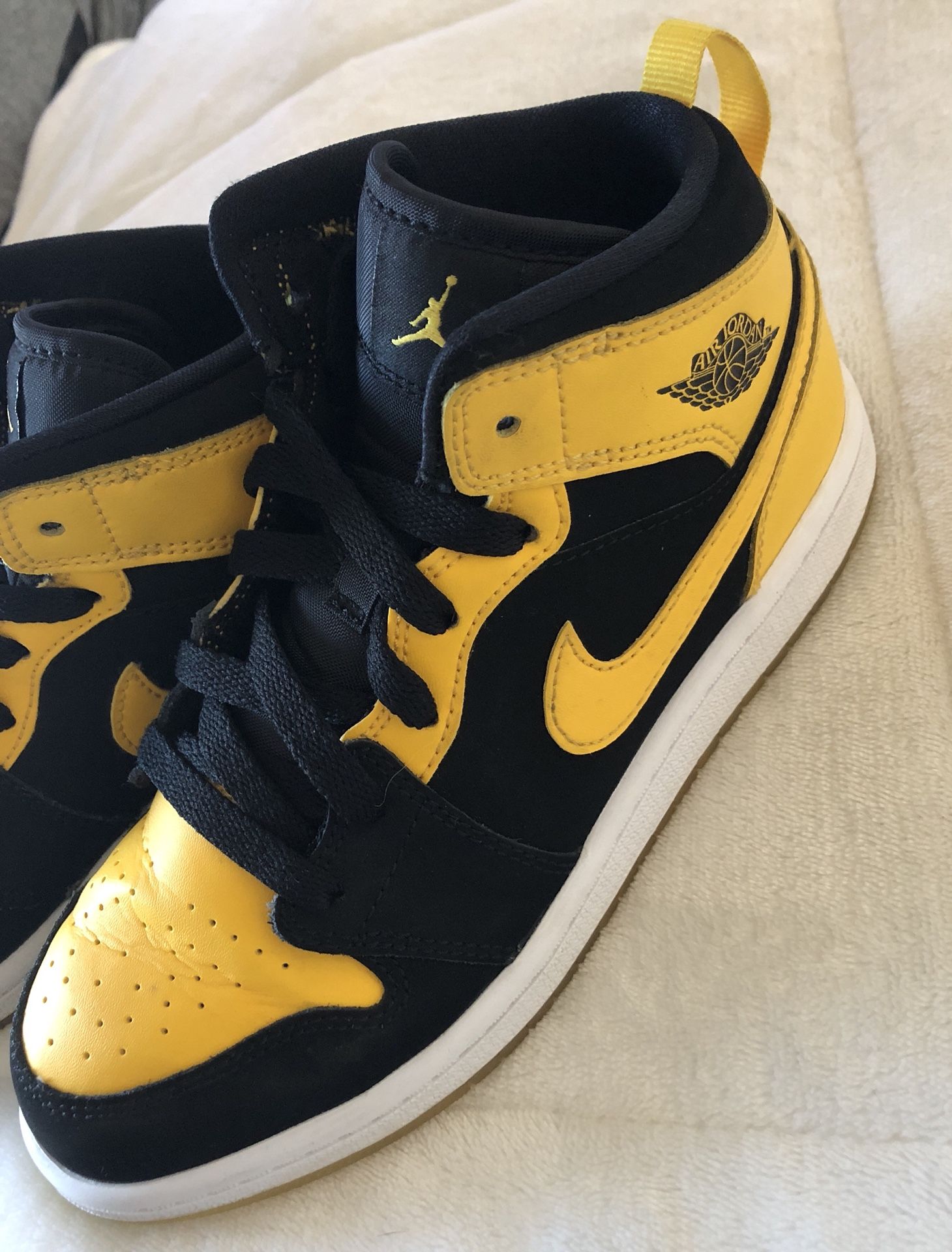 Youth Jordan 1 Retro Mid New Love