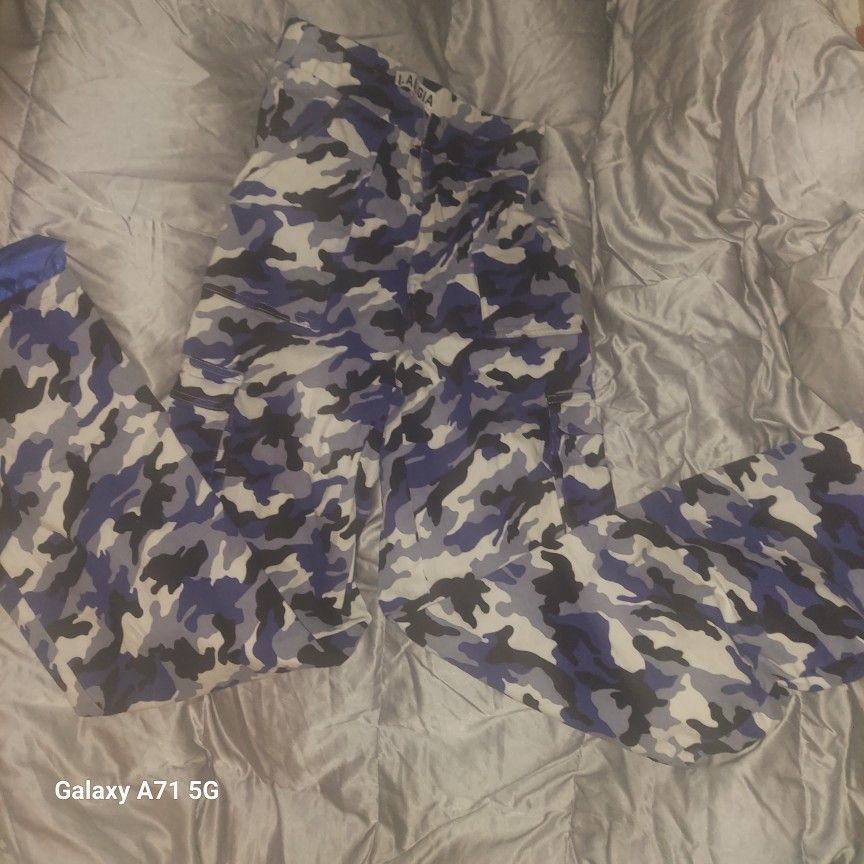 https://offerup.com/redirect/?o=SS5BTQ==.GIA CAMO PANTS JUNIORS RAVE