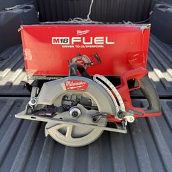 Milwaukee M18 FUEL 18V Lithium-Ion Cordless 7-1/4 in. Rear Handle Circular Saw (Tool-Only)