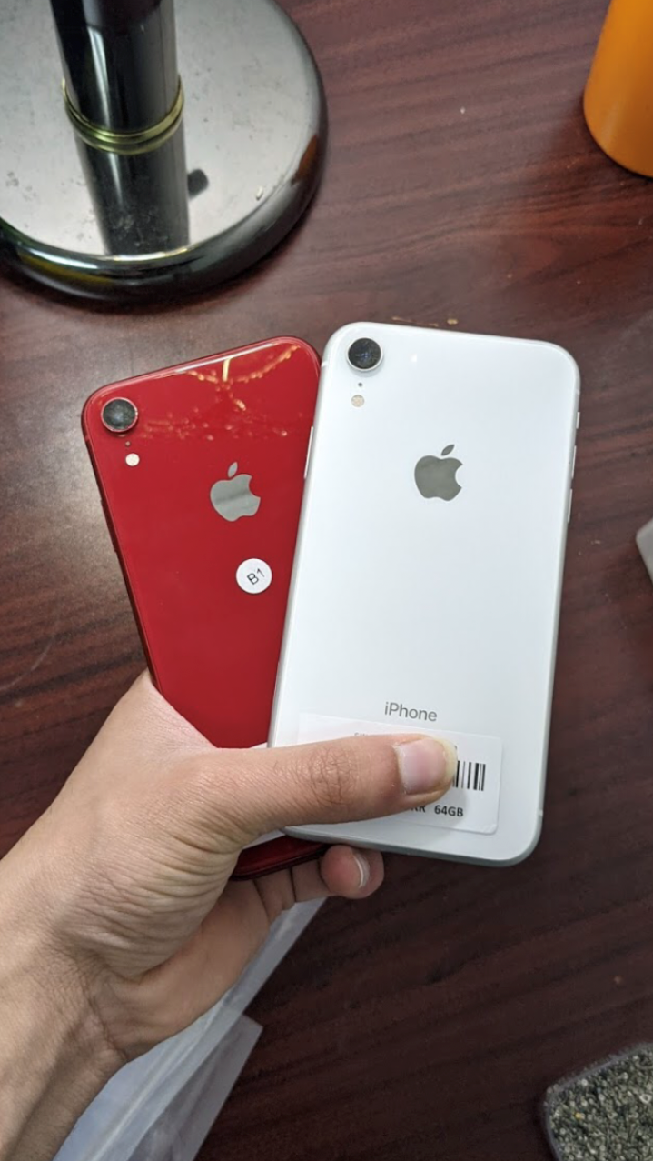 Apple iPhone XR 128GB / 64GB