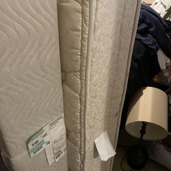 Dos Juegos De Camas Matrimoniales Como Nuevos Con Sus Bases Y Una Cabecera 