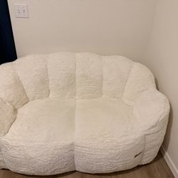 4.5 foot brand new bean bag chair 