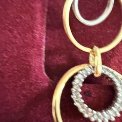 Dangling gold Earrings