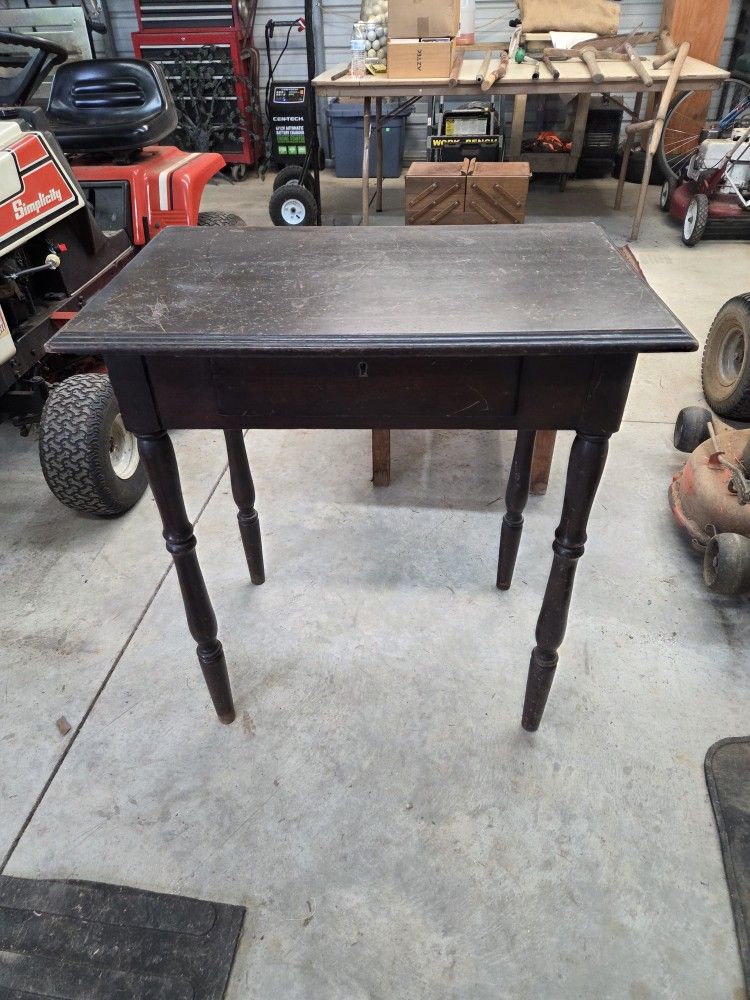 Vintage
Antique Federal Style Side Table,