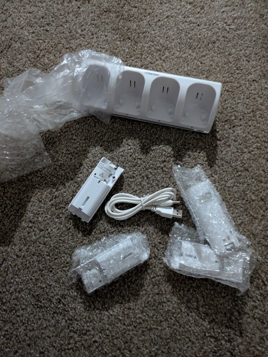 MaxLLTo 4X 2800mAh Battery + Charger Dock Stand Station for WII Remote White