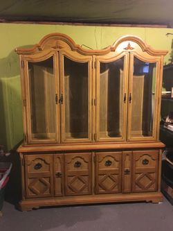 Vintage China Cabinet By Stanley in excellent condition