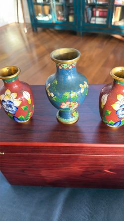 Set of three vintage Chinese blue and red cloisonné enamel vase features a vibrant floral motif with brass wire detailing