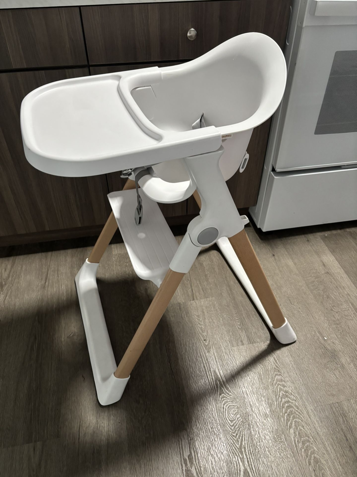 Munchkin White Float Easy Clean Foldable High Chair