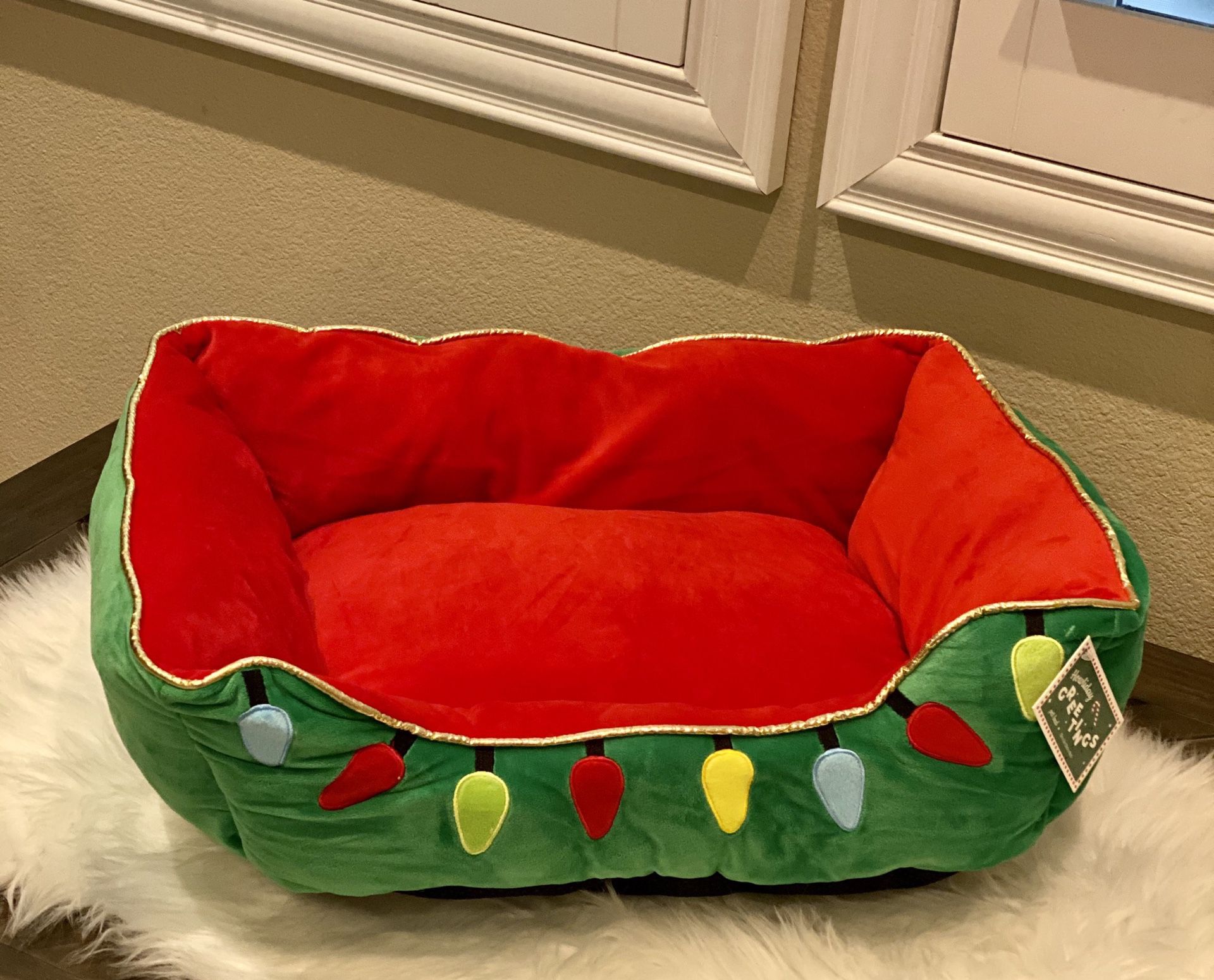 Holliday Greetings Lounge Bed for Cats and Small Dogs ! Holidays 🎄