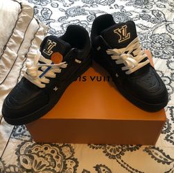 New Louis Vuitton Black & White Shoe Size 8.5 Men