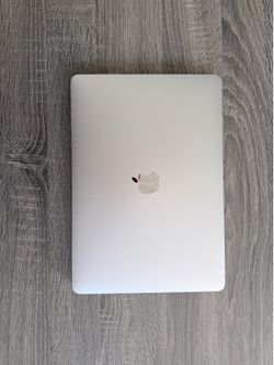 MacBook Pro 13.3 M2, 8GB RAM, 256 GB storage with Touch Bar