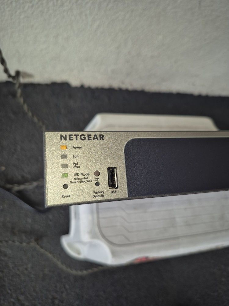 24ports Netgear router Switch Like New
