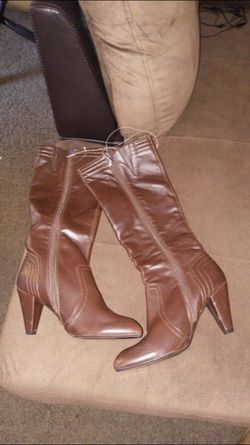 Brown heeled leather boots !