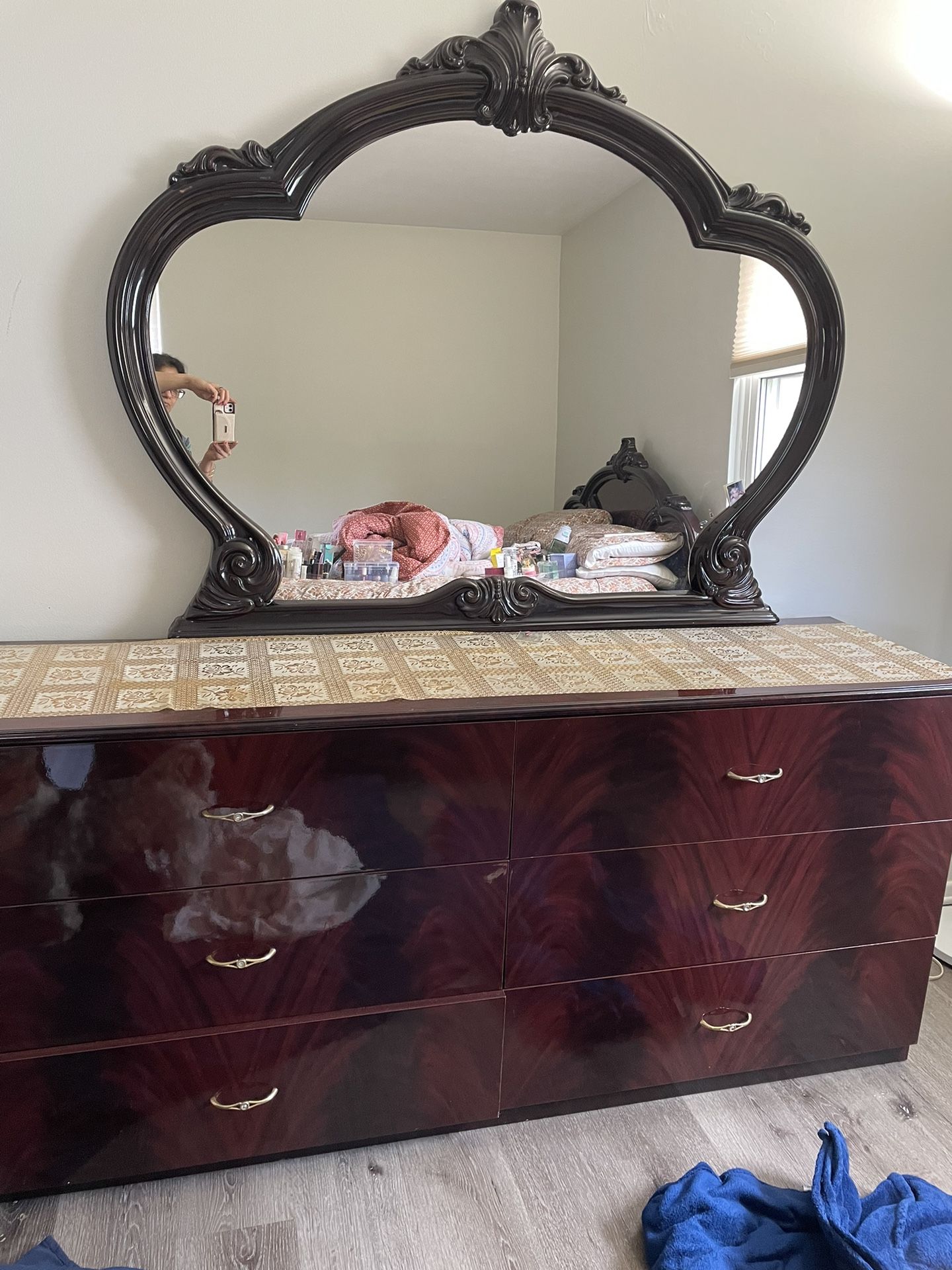 Dresser With Mirror