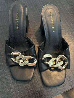 Women's black sandals with gold chain detail size 8.5