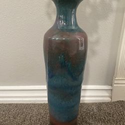 Beautiful Pottery Vase W/Flowers Arrangement