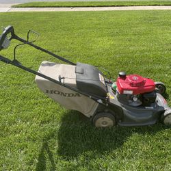 Honda HRX217 Self-Propelled lawn mower - Excellent Condition