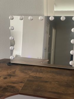Hollywood Vanity Mirror with LED Bulbs