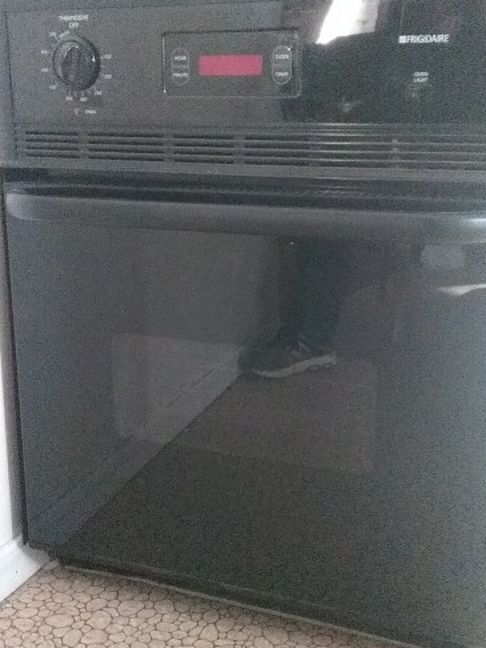 Frigidaire Oven. I Don't Know Much About It . It Was In A House I Bought And We Don't Need A Built In Oven.