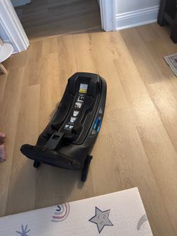 Nuna Pipa car seat with base