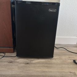 Magic Chef Mini Refrigerator 
