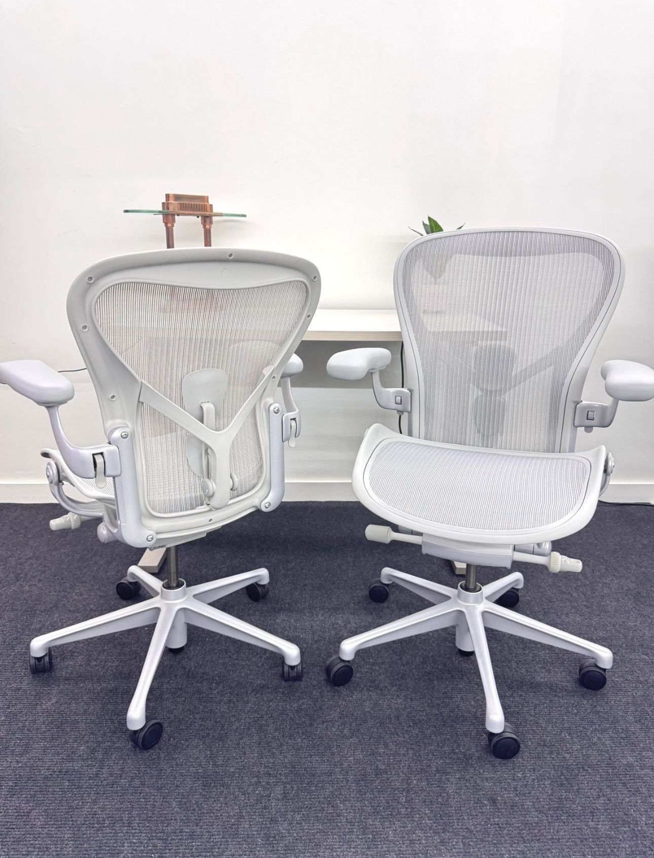 HERMAN MILLER MINERAL SATIN ALUMINUM REMASTERED AERON CHAIRS SIZE B IN LIKE NEW CONDITION $850 EACH DELIVERY AVAILABLE ๐๐
