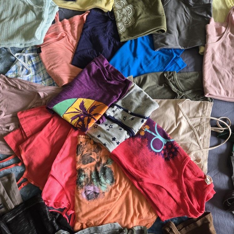 44 Tank Tops Sizes LG And XL $20 for The Whole Bag 