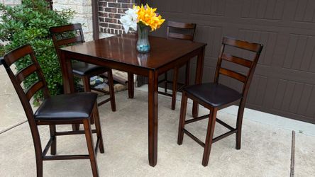 Beautiful Counter Height Dining Set. Table with 4 matching chairs. Used, good condition.