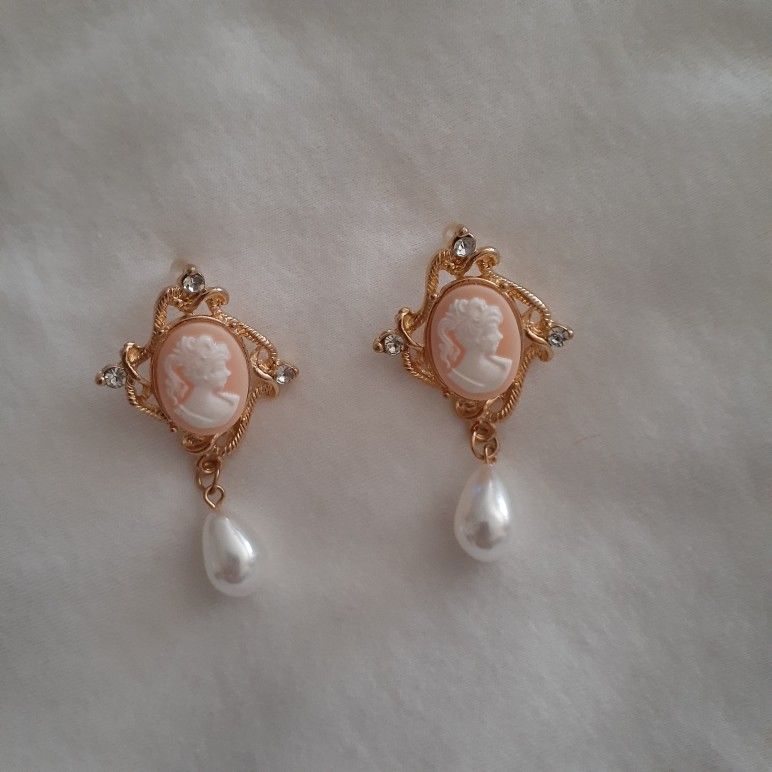 FAUX PEARL CAMEO EARRINGS PIERCED