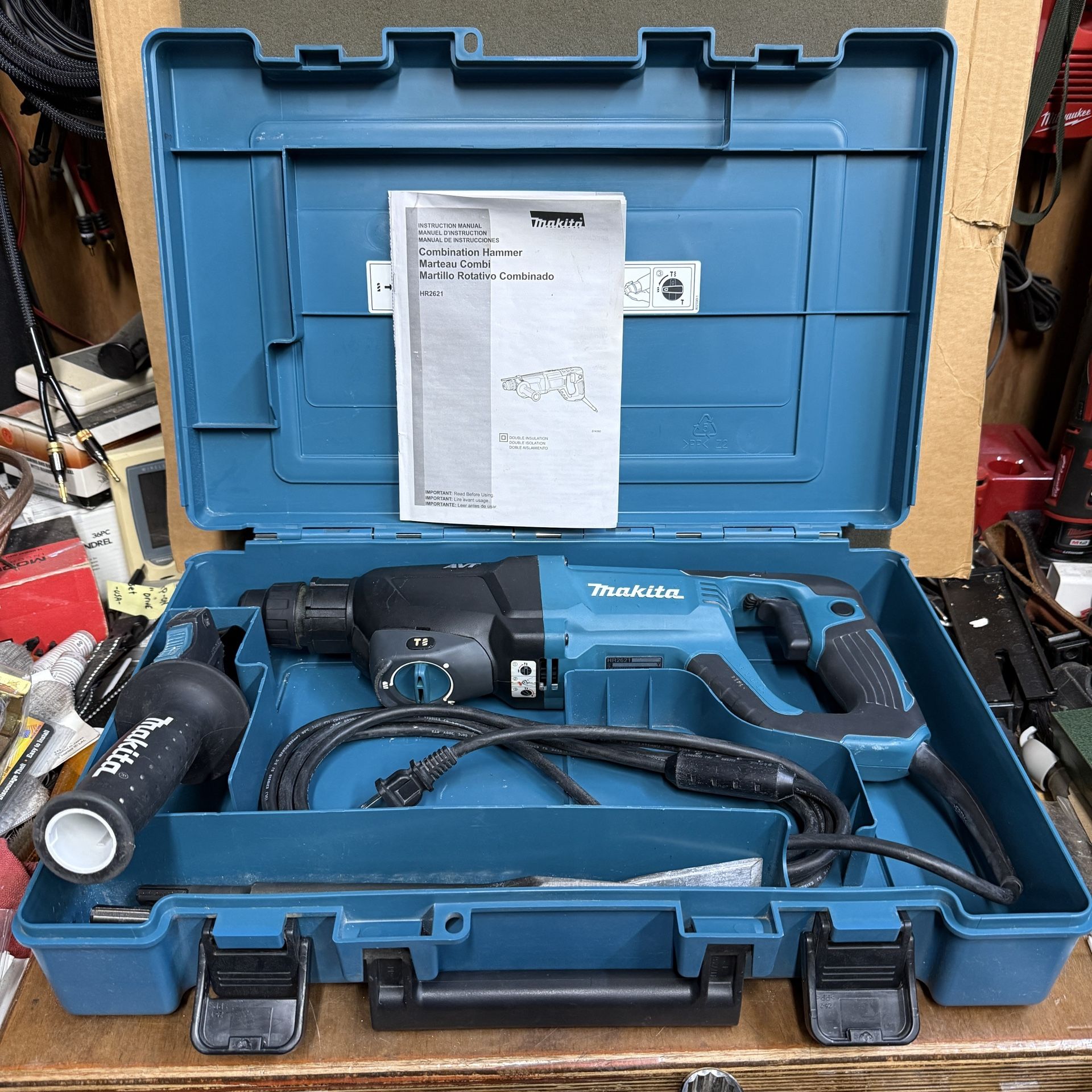 Makita HR2621 Rotary Hammer Drill 8 amp, D-Handle with several Drill Bits