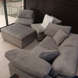 *Weekly Feature*---Lima Floating Gray Fabric Sectional Sofa W/Ottoman---Delivery And Easy Financing Available🫡