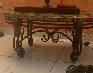Mesa de televisor y también de centro de mesa