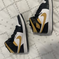 Air Jordan 1 Mids. White Pollen Black