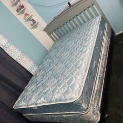 🩷🩷 $$345-- blue colored  older style mattress and box only-  matching floral box springs is a bit more worn but the mattress is in pretty decent sha