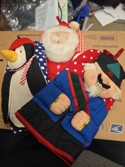 Vintage 3d textured set of 3 Christmas oven Mitts. So Cute