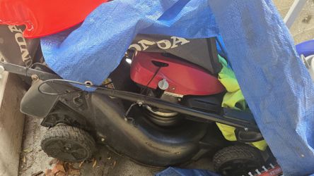 Honda-branded grass cutting machine.