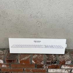 Magic Keyboard with Touch ID and Numeric Keypad *Lighting To USB-C