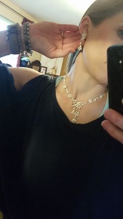 Beautiful silver and pearl necklace and earrings g set