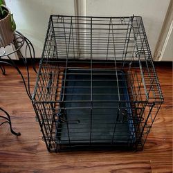 PET KENNEL / CRATE -  LIKE NEW