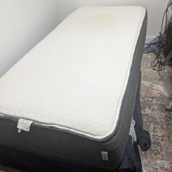Twin XL Mattress And Box Spring.... Beautiful Rest Hybrid Soft