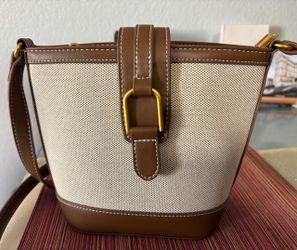 Cross body bucket bag