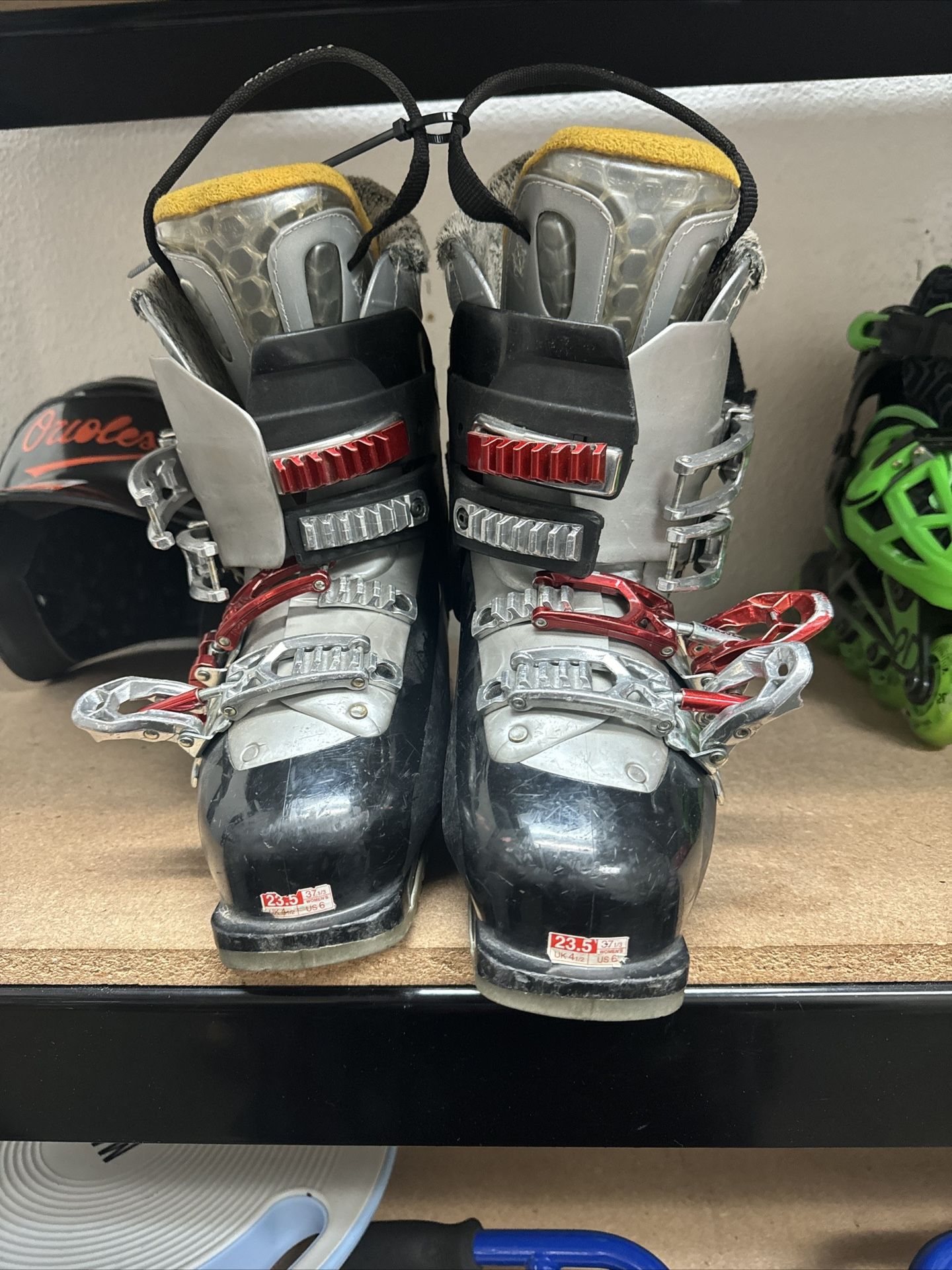 ski boots salomon 23.5