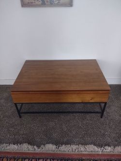 Lift top coffee table