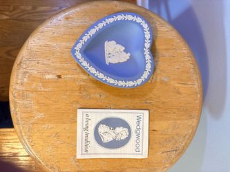 Wedgwood Jasperware heart-shaped trinket dish,